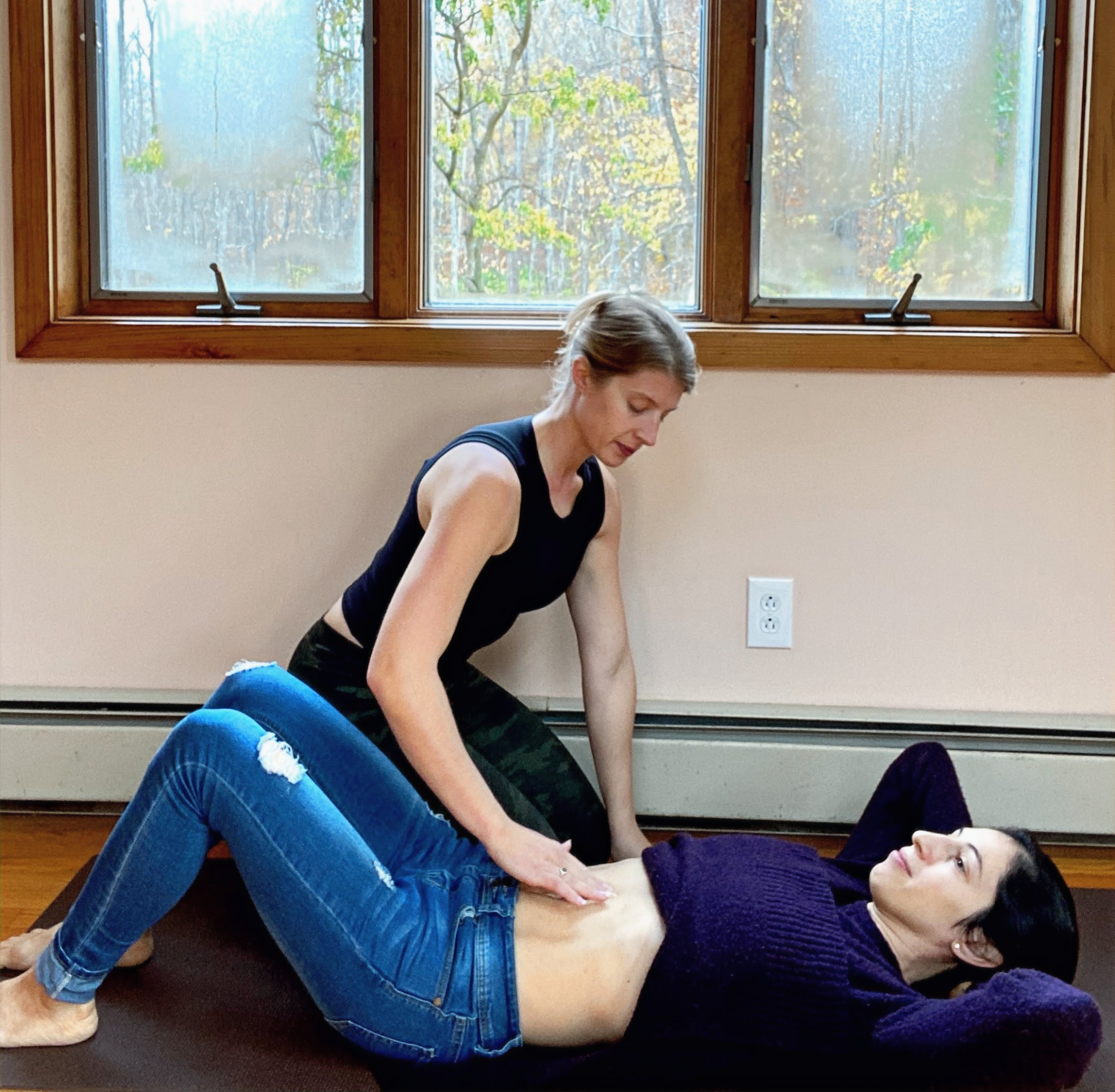 postpartum trainer beth colucci foppiano assesses a postpartum mom for diastasis recti