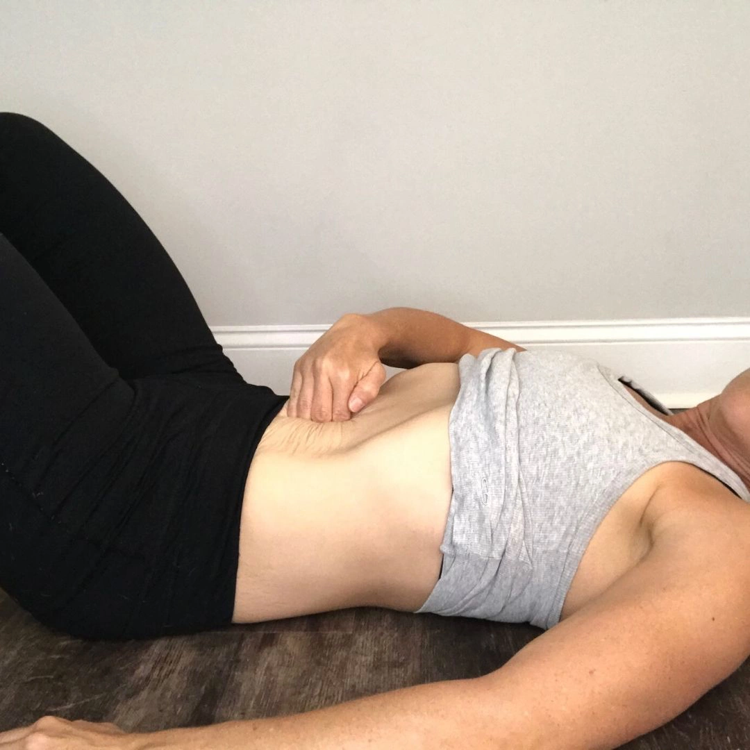 postpartum mom demonstrating a deep diastasis recti with core weakness